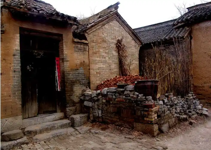 黑漆大门是旧社会平头百姓家的样式