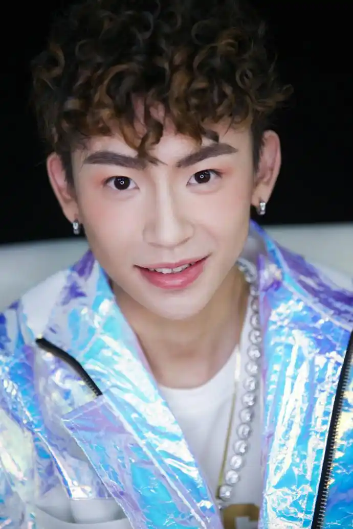 《中国音乐公告牌》小鬼上演梦幻世界 携新歌《unicorn》回归童真