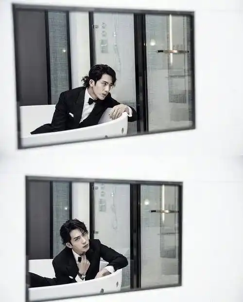 井柏然以长卷发丸子头造型,配衬一身礼服,文艺绅士风十足!