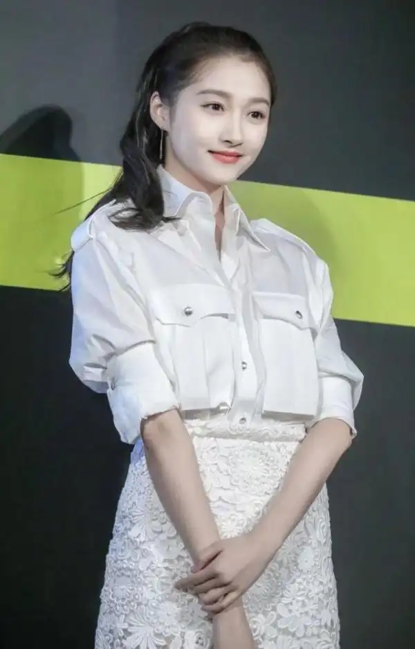 关晓彤穿上气质职业衫,精致搭配,彰显出年龄不符的轻熟魅力