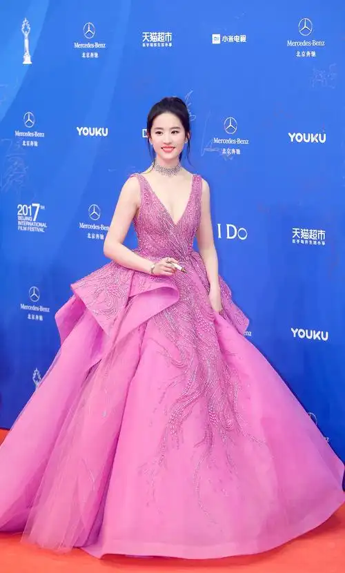 刘亦菲北影节#红毯紫色深v礼服,优雅又不失性感