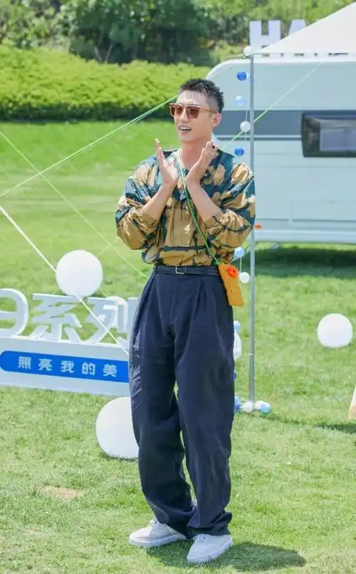 黄景瑜活动生图曝光,被路人无滤镜抓拍,比精修图还帅气