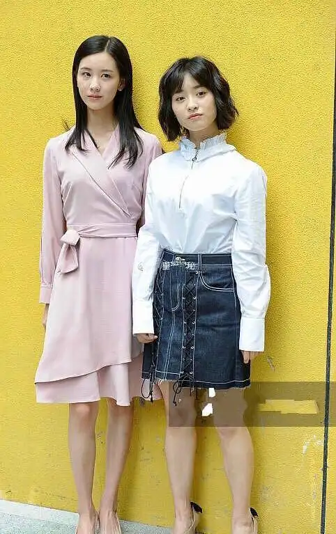 当看到穿着短裙的两人同框,167的陈都灵和160的沈月这个身高差看起来