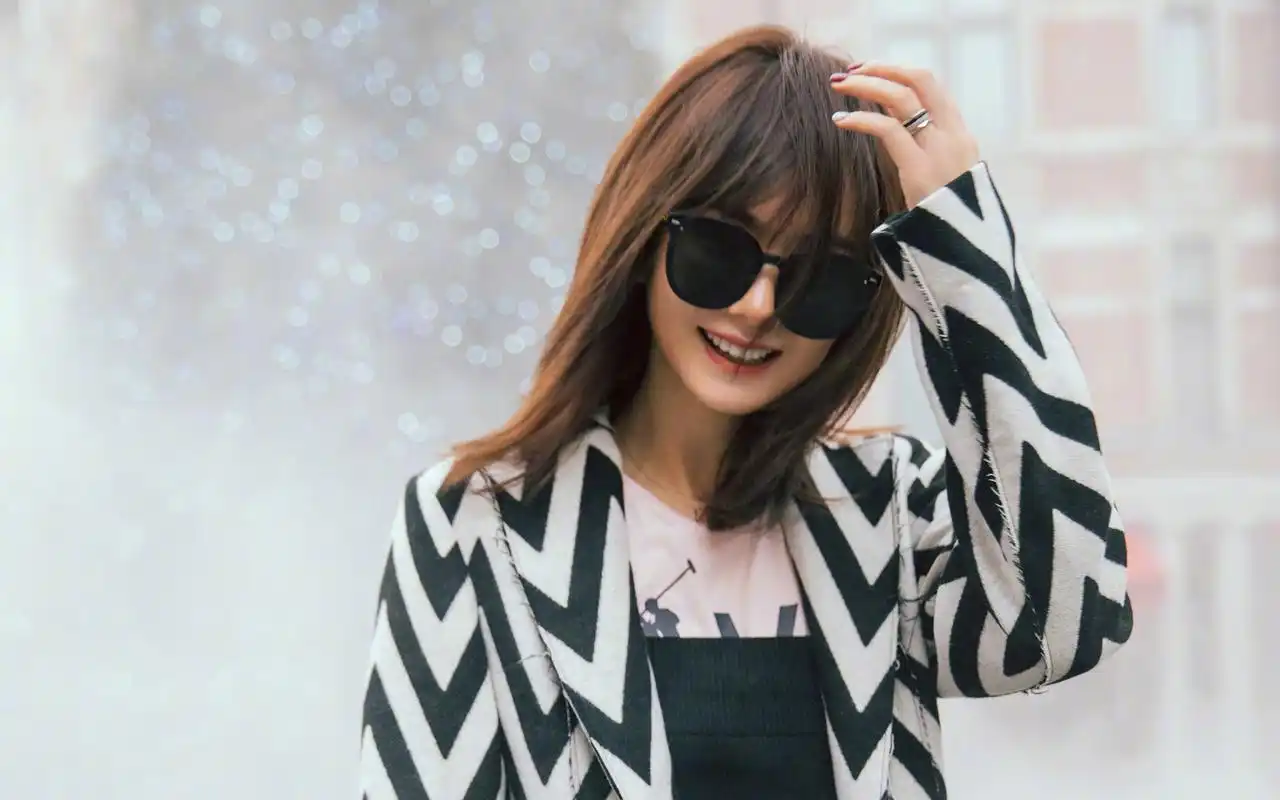 戚薇性感街拍高清桌面壁纸