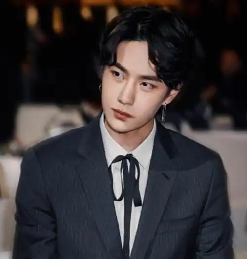 当红男明星穿西装,王一博十分帅气,李现则有些冷酷