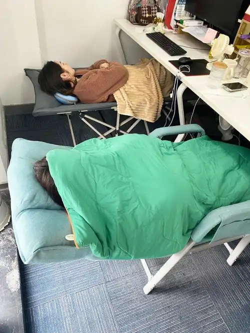 问她为啥不带眼罩她说没安全感,就喜欢蒙头睡觉从小就这样貌似这个