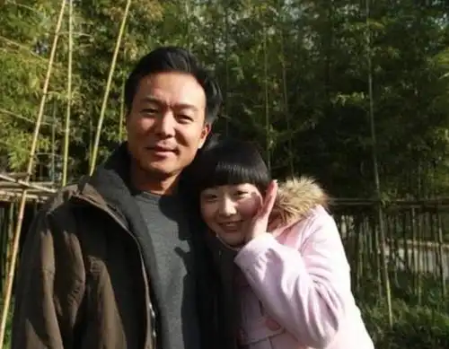 谢园去世后,好友葛优与梁天发出他们三们以前的合影照片送别好友.