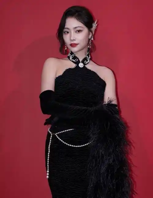 许佳琪身穿黑色挂脖长裙,大秀锁骨和肩颈曲线,修身的版型包裹住凹凸有