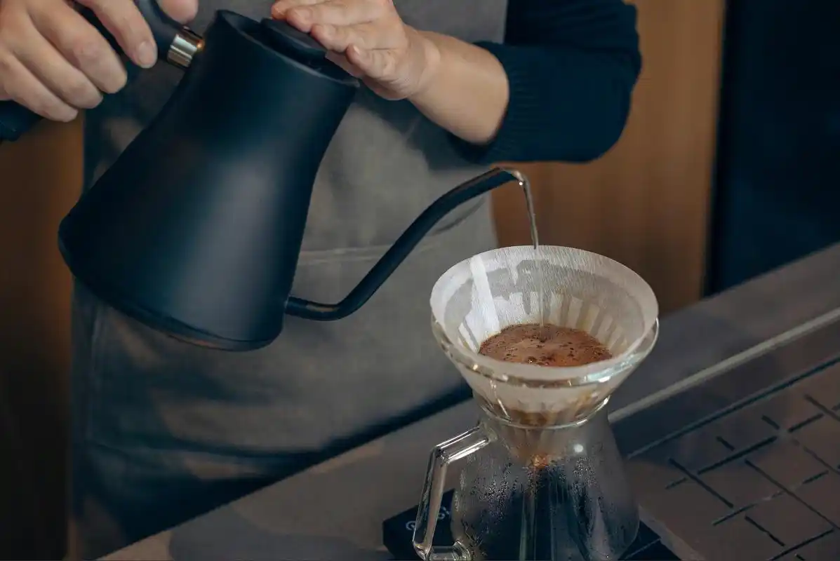 店长正在手冲咖啡