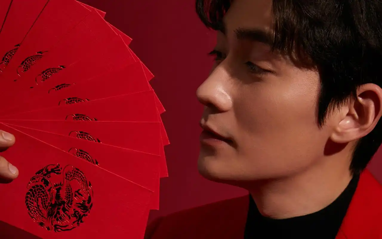 帅气朱一龙新年红壁纸_超帅气的朱一龙