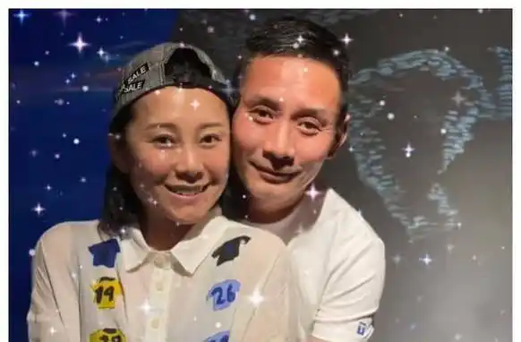 原创江珊老公与同学聚会现场大牌云集跟女子贴脸搂抱毫不避嫌