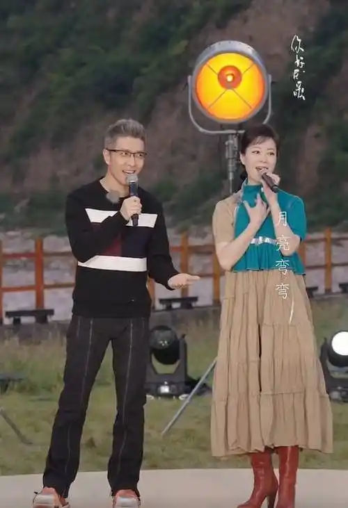 文静:满满cp感,和朱广权把《康定情歌》唱出《夫妻双双把家还》_李