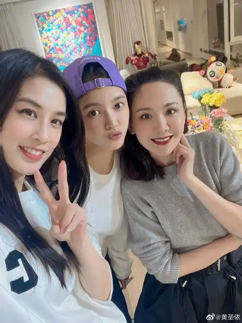 黄圣依晒与程莉莎王灿聚会照三人亲密合影气氛欢乐