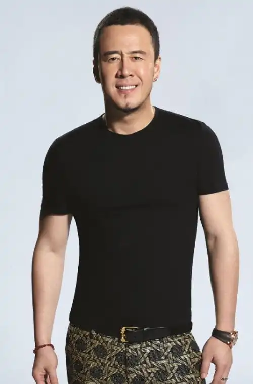 1972年12月18日出生于内蒙古自治区,中国内地流行音乐男歌手,音乐制作