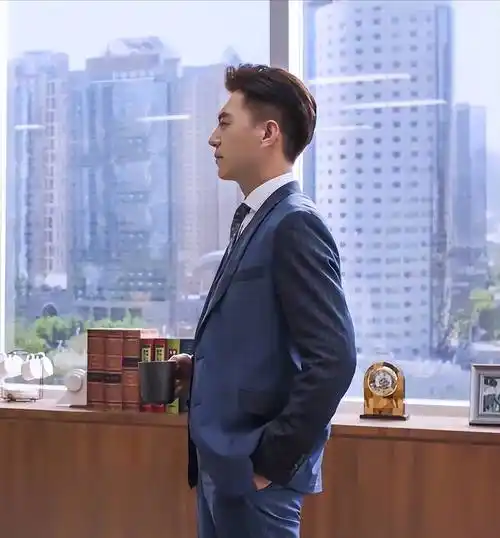 年近半百靳东时髦造型,西装搭牛仔裤,绅士范十足,霸道气质尽显!