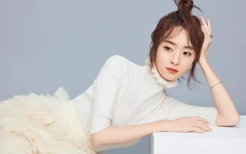 胡冰卿的清新优雅写真