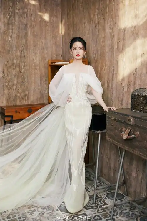 李沁亮相#微博视界大会#的造型,一身azzi osta高定淡黄色纱质礼服