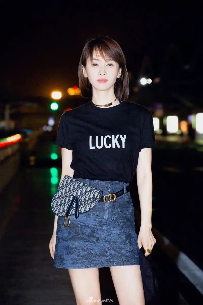 王子文夏季最酷穿搭黑t配牛仔裙网友你确定身高没170cm