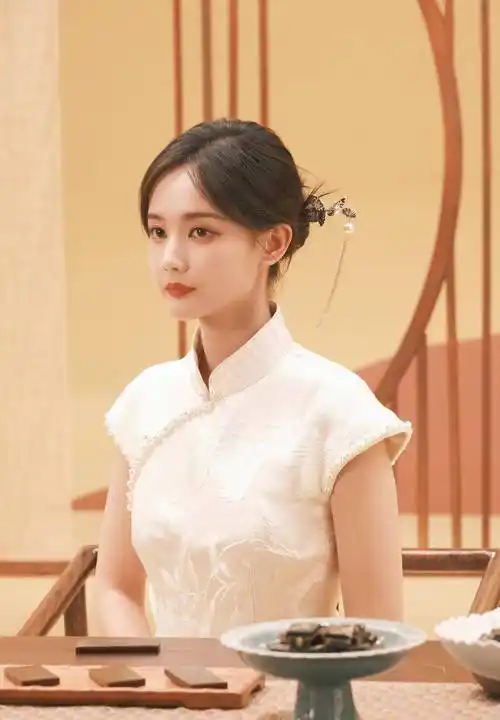 李一桐变身"民国名媛",米色珍珠旗袍魅力十足!