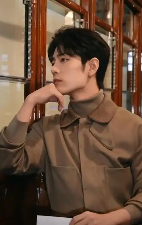 肖战列车回眸##肖战撑脸