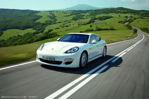 公路上的白色跑车图片