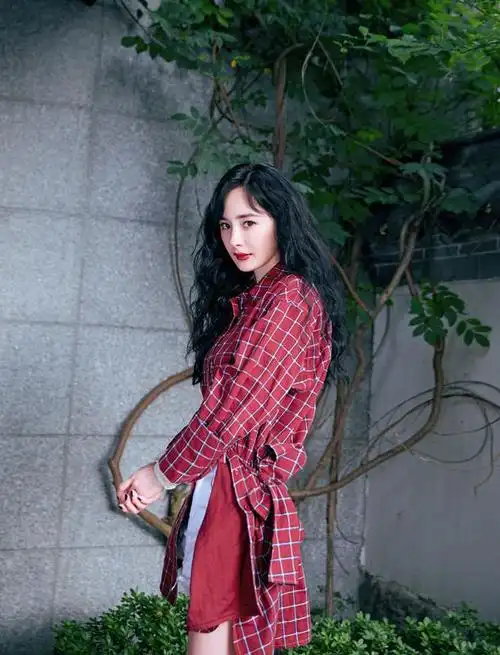 初秋穿格纹衬衫真时尚杨幂配白色短裤和小白鞋长卷发好减龄