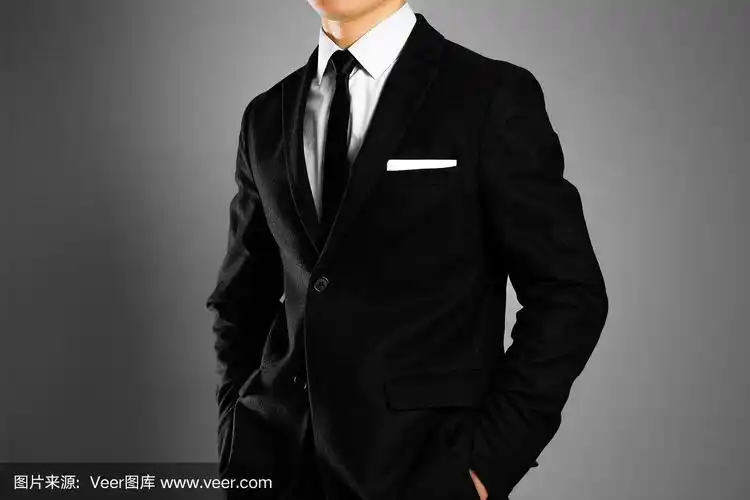 穿黑西装,白衬衫,打领带的商人.工作室拍摄