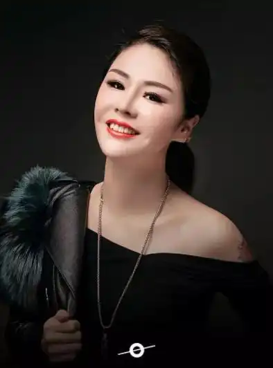 她从流浪歌手逆袭到千万网红,被网友称为女版伍佰,凭借沙哑的喉咙和