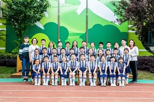 嘉定这些幼儿园的毕业照太会玩! 一大波10后萌娃大片等你pick!_温宿路