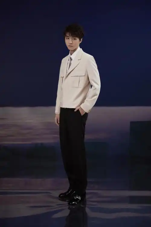 王俊凯剪了寸头帅爆了一身同色系穿搭化身行走的荷尔蒙