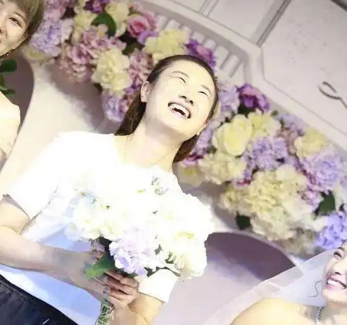 丁宁参加婚礼喜获手捧花! 恋情仍未曝光, 全力冲击东京奥运会!