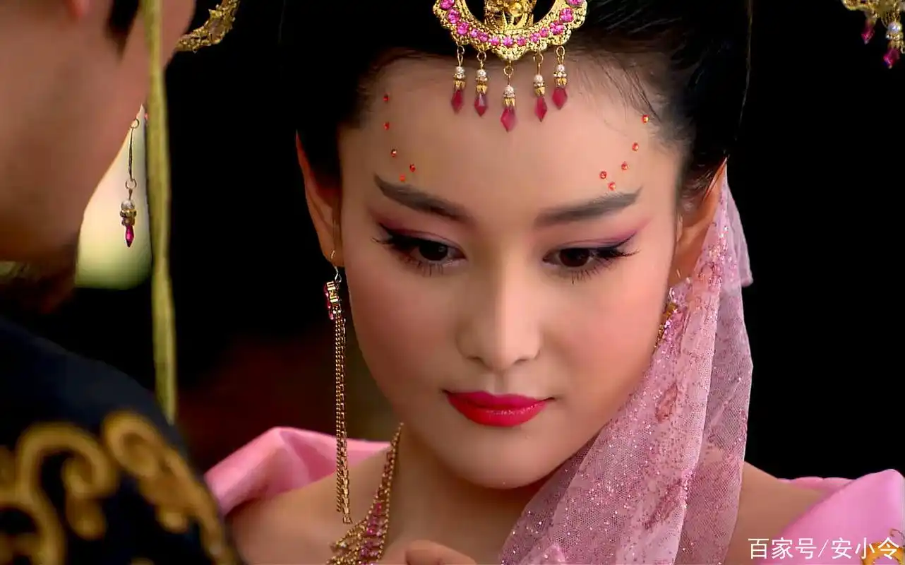 张馨予在《封神英雄榜》中的唯美剧照,妆容美艳显妖气!