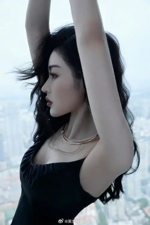 张天爱假期晒"酷"存照 卷发披肩穿黑色吊带裙大秀好身材