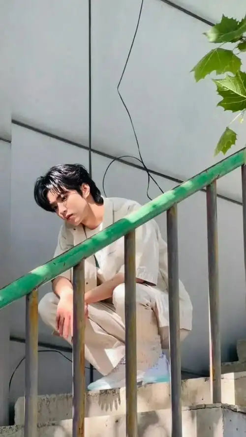 刘耀文工装风#刘耀文泼墨工装造型男友风,清爽宜人刘耀文