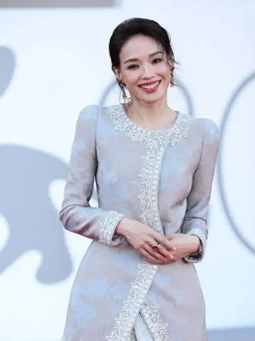 舒淇笑起来超性感流光上衣配镶钻半身裙优雅成熟满满东方韵味