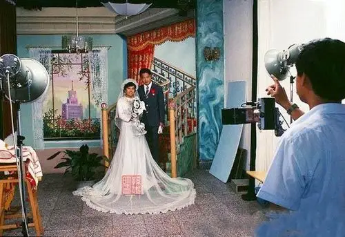 80年代人结婚:已经流行拍结婚照,但用自行车迎亲