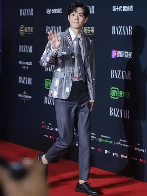 肖战的下半身则调配了一条相较于上半身深一个色度的西装款,宽松的