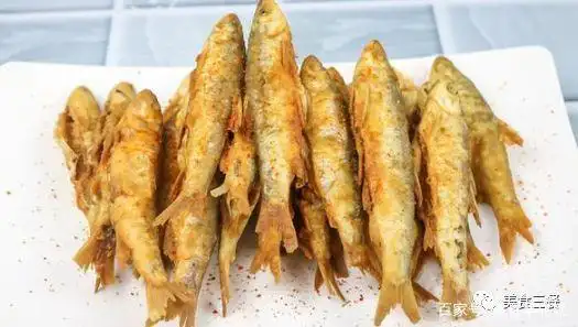 金黄酥脆,外酥里嫩,越嚼越香,馋人的油炸野生小白条