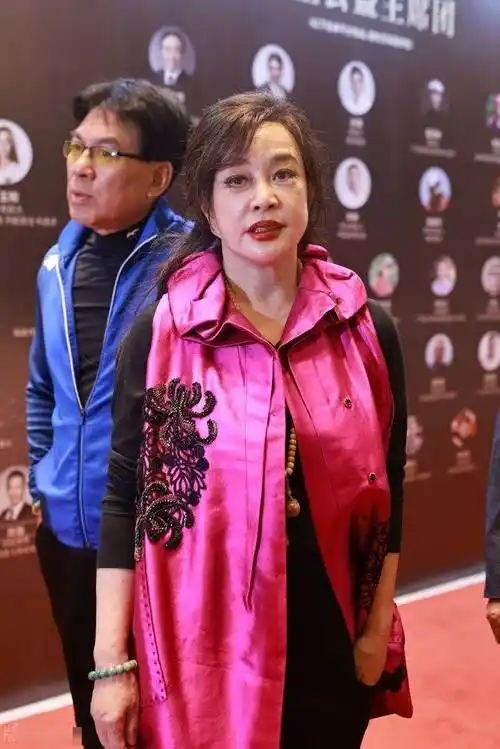 终于见到真实的刘晓庆了,浓妆艳抹难掩断崖式衰老,老奶奶无疑_女人