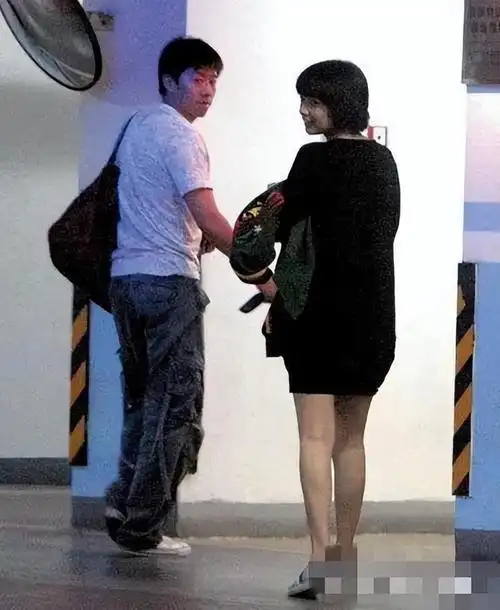 回顾夏雨:与离异父母有隔阂,与高圆圆传绯闻,娶到袁泉三生有幸