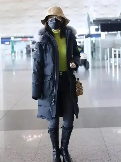 李沁机场私服流出,穿牛仔裤配马丁靴,保暖时髦显腿长