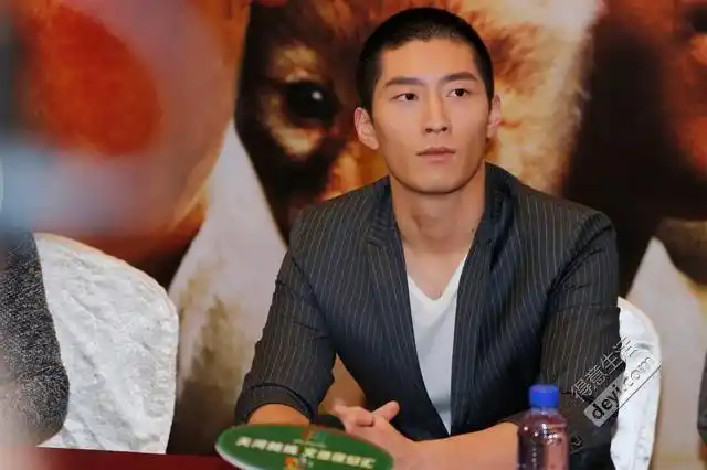 《狼图腾》武汉发布会,主演冯绍峰,窦骁,导演让雅克阿诺亮相现场