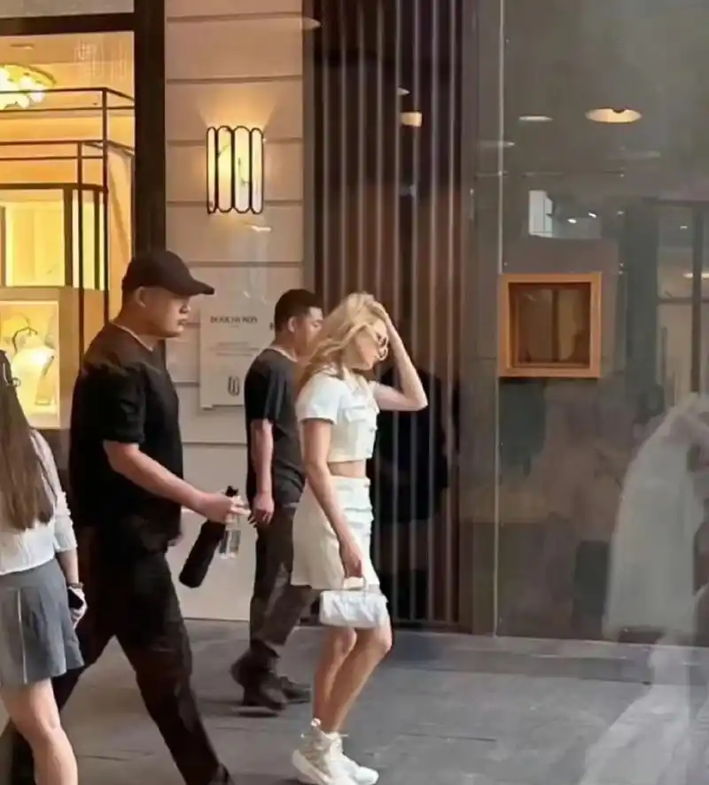 lisa现任绯闻男友的前任女友谷爱凌现身成都太古里,网友猜测她去了lv
