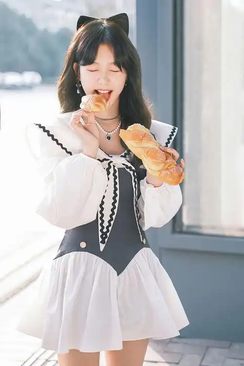 徐梦洁学院风连衣裙复古浪漫 戴蝴蝶结发饰笑容甜美