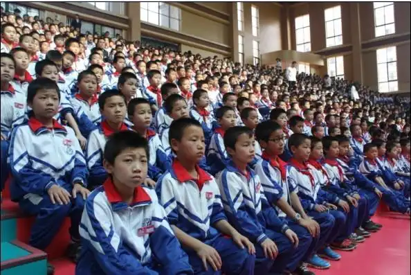 江西省西山学校小学部举行期中考试表彰大会