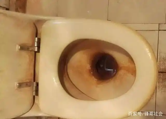 家里马桶发黄,发臭,难清洗怎么办?一招轻松搞定