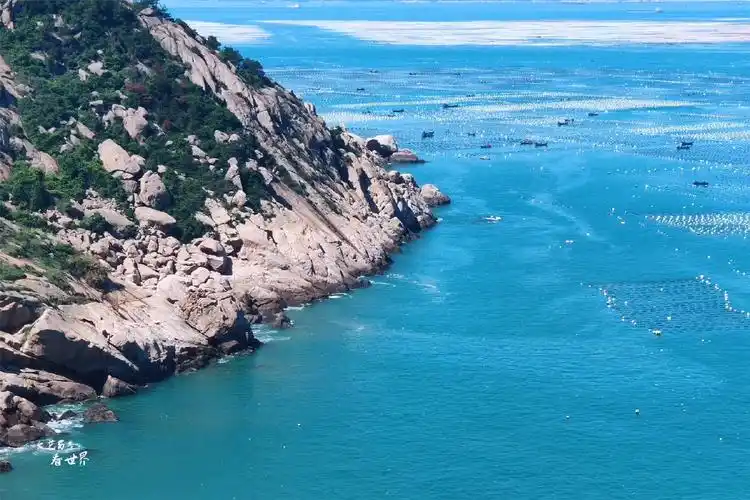 东海岛隶属于湛江市经济开发区,它地处中国雷州半岛东部,岛屿总面积为