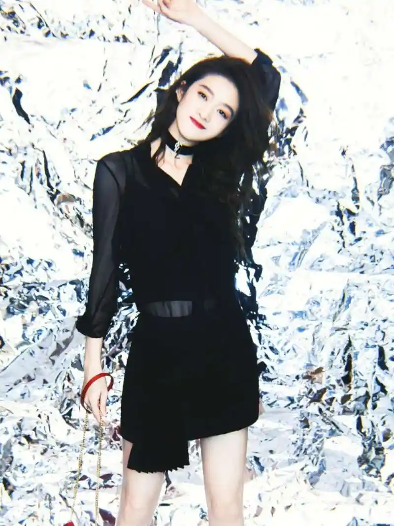"胡辣汤女孩"张雪迎,穿黑色系轻熟风,真像黑化后的"渣女"