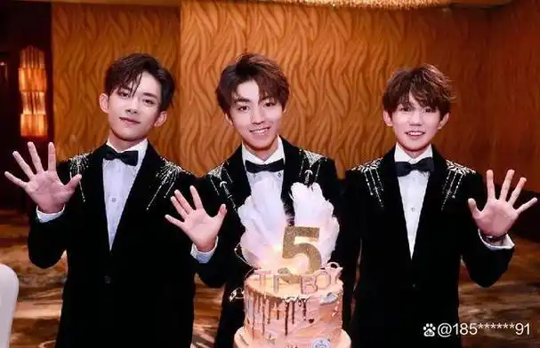 接连被天王天后邀请为演唱会嘉宾,看看24岁王俊凯的"江湖地位"