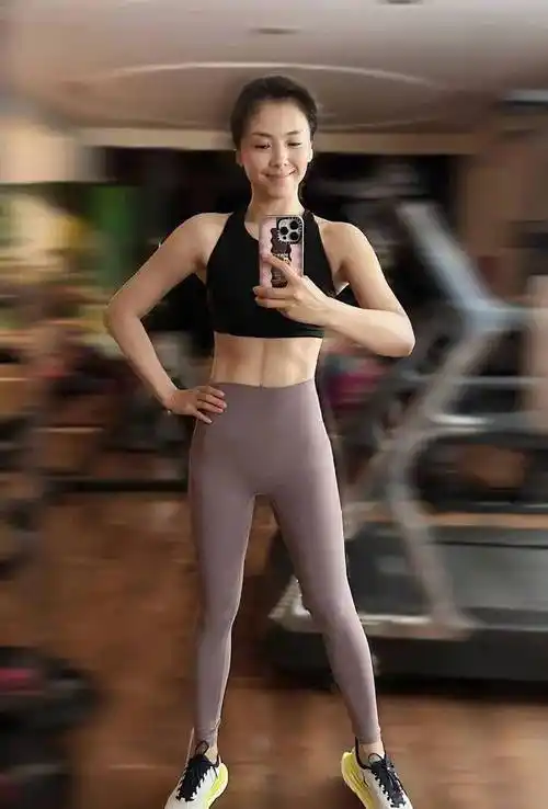 刘涛裸露的脸庞展现出她自信自然的一面,呈现出一种无需修饰的美丽.